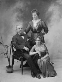1914 portrait of John Redmond and family.